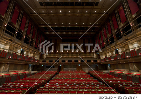 コロナの影響で間隔を取っている劇場の様子 85752837