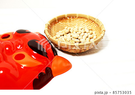 赤鬼のお面とざるに入った炒り豆 赤鬼のお面とざるに入った炒り豆 85753035