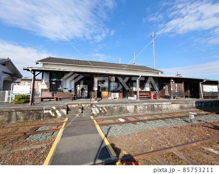 遠州森駅　構内踏切と木造駅舎（登録有形文化財） 85753211
