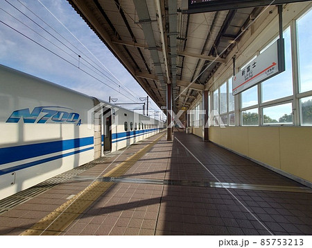 新富士駅に停車する東海道新幹線N700系 85753213