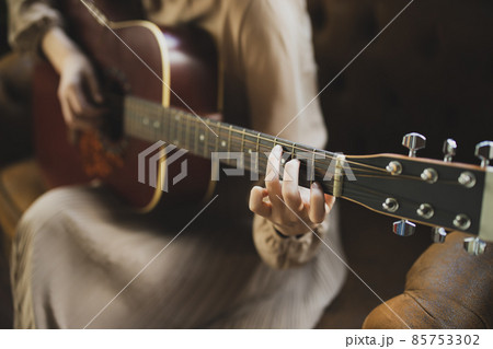 ギターを弾く女性 85753302