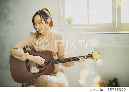 ギターを弾く女性 85753309