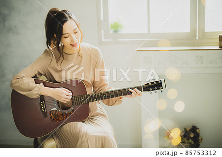 ギターを弾く女性 85753312