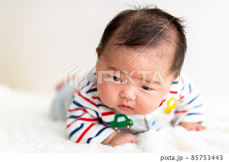 赤ちゃんの日常 新生児 うつ伏せの写真素材