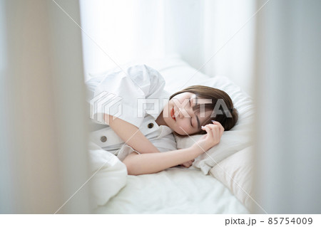 ベッドで眠る女性 85754009