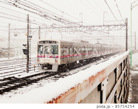 雪 大雪の日 電車 線路 駅 雪 大雪の日 電車 線路 駅 85754254