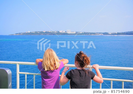 【沖縄】船上で景色を楽しむ子供たち 85754690