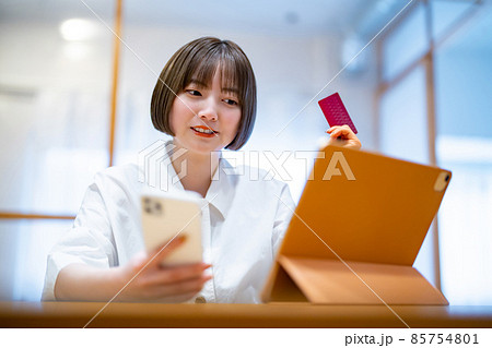 オンラインショッピングをする女性 オンラインショッピングをする女性 85754801