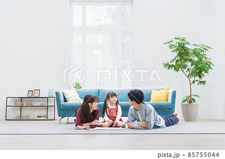 リビングルームで寝そべる3人家族 リビングルームで寝そべる3人家族 85755044