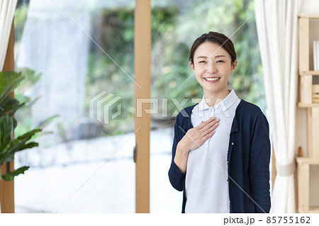 若い女性介護士 85755162