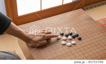 囲碁の勝負｜畳と障子の和室 85755760