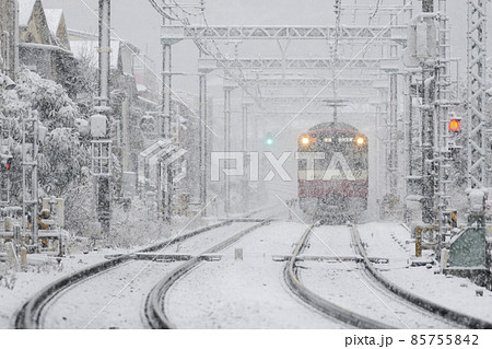 吹雪の中を走行する電車【神奈川県】京浜急行電鉄 85755842