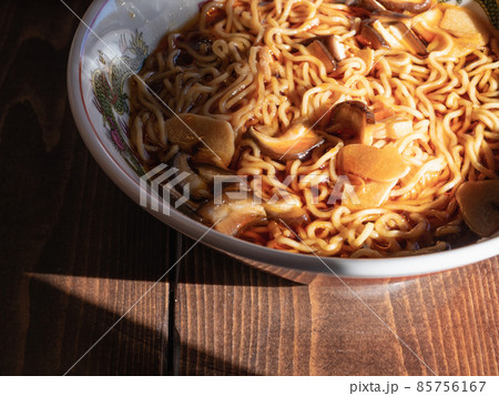 辛くて酸っぱいラーメン。担担麺や酸辣湯麺など。 85756167