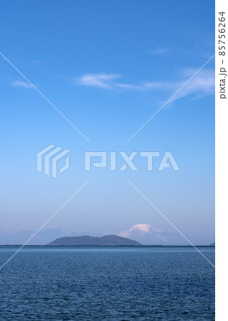 守山市湖岸から見る冬の沖島方面の景観 守山市湖岸から見る冬の沖島方面の景観 85756264