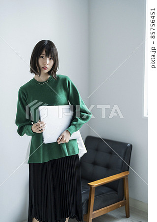 部屋でノートパソコンを使う女性 85756451