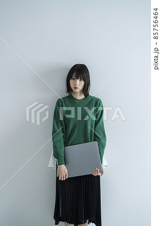部屋でノートパソコンを使う女性 部屋でノートパソコンを使う女性 85756464
