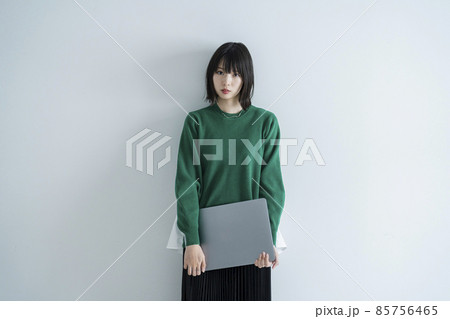部屋でノートパソコンを使う女性 部屋でノートパソコンを使う女性 85756465