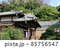 昔ながらの伝統的な瓦屋根の木造日本家屋を玄関前から撮影 85756547