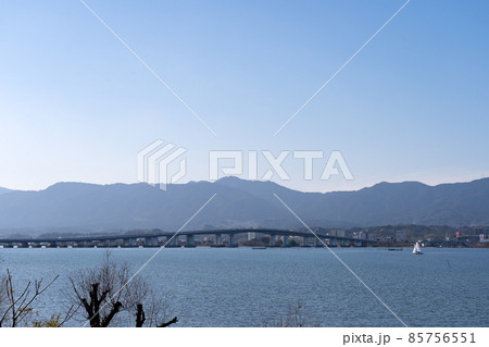 守山市湖岸から見る琵琶湖大橋方面の景観 85756551