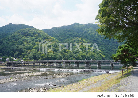 京都の観光名所の人気の少ない時間の嵐山の渡月橋 85756569