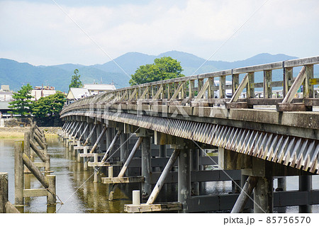 京都の観光名所の人気の少ない時間の嵐山の渡月橋 京都の観光名所の人気の少ない時間の嵐山の渡月橋 85756570