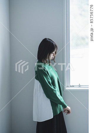 室内のクールな女性 85756776