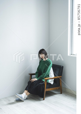 室内のクールな女性 85756791