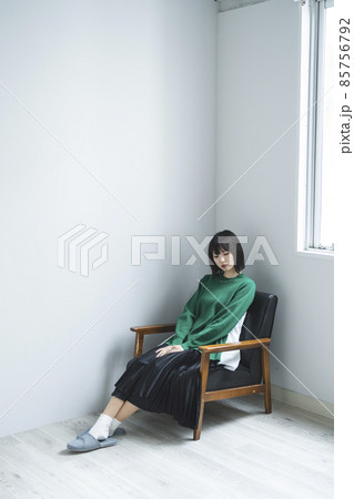 室内のクールな女性 85756792