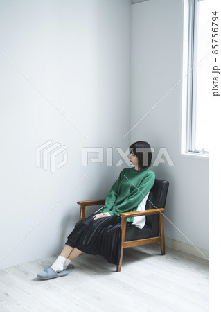 室内のクールな女性 85756794