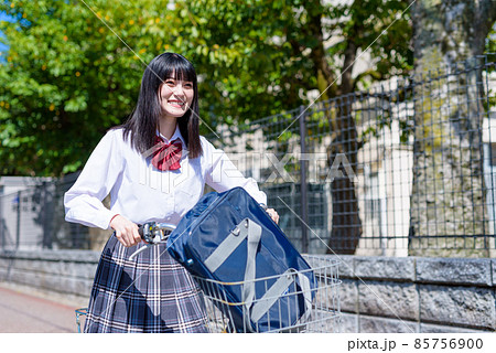 笑顔で自転車通学する女子高校生 住宅地 市街地 笑顔で自転車通学する女子高校生 住宅地 市街地 85756900