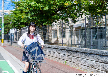 笑顔で自転車通学する女子高校生　住宅地　市街地　 85756902