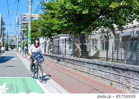 笑顔で自転車通学する女子高校生 住宅地 市街地 笑顔で自転車通学する女子高校生 住宅地 市街地 85756930