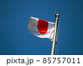晴天の青空で凜々しくはためく日本の日の丸「日章旗」国旗 85757011