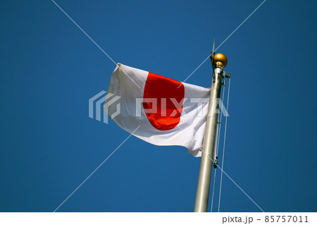 晴天の青空で凜々しくはためく日本の日の丸「日章旗」国旗 85757011