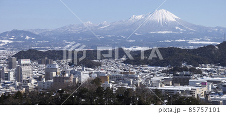 鳥取県の米子城跡から見た冬の伯耆富士大山と米子駅前市街地 85757101