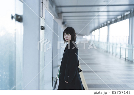 冬の街を彷徨う女性 85757142