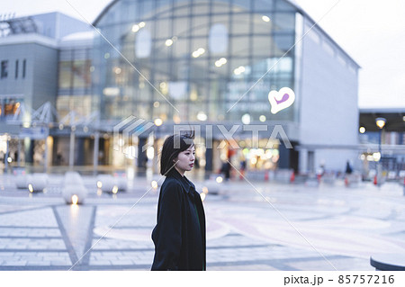 冬の街を彷徨う女性 85757216