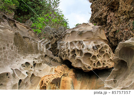 沖縄　西表島　南風見田の浜の奇岩 85757357