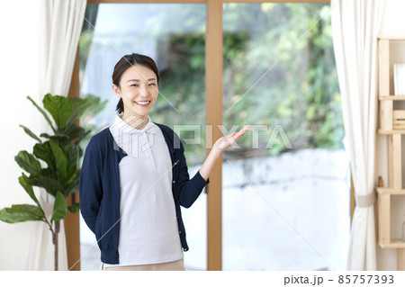 若い女性介護士 若い女性介護士 85757393