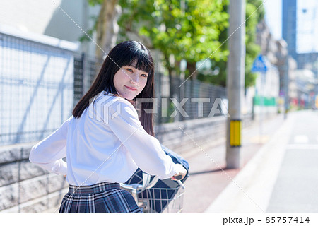 笑顔で自転車通学する女子高校生 後ろ姿振り向き 住宅地 市街地 笑顔で自転車通学する女子高校生 後ろ姿振り向き 住宅地 市街地 85757414