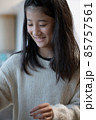 小学生の女の子　高学年　5年生　女性　少女　人物　横顔　真剣　シーン　場面　映画 85757561