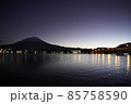夕闇の河口湖畔から見た富士山 85758590