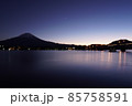 静かな夕暮れの河口湖畔から見た雄大な富士山 85758591