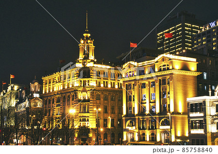 上海　外灘（がいたん）　中山東一路沿い歴史的西洋式高層建築群　夜景 85758840
