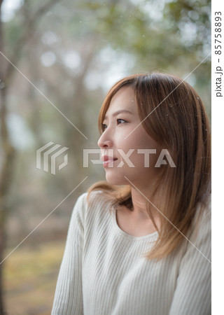 雪の降る寒い日髪の綺麗な女性の横顔のポートレート 雪の降る寒い日髪の綺麗な女性の横顔のポートレート 85758893