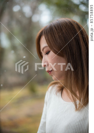 雪の降る寒い日髪の綺麗な女性の横顔のポートレート 雪の降る寒い日髪の綺麗な女性の横顔のポートレート 85758895