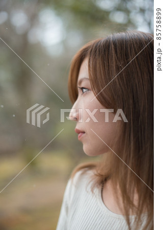 雪の降る寒い日髪の綺麗な女性の横顔のポートレート 雪の降る寒い日髪の綺麗な女性の横顔のポートレート 85758899