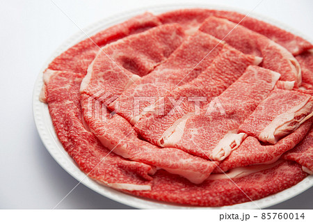 黒毛和牛バラ肉 すきやき用 赤身肉 白背景 85760014