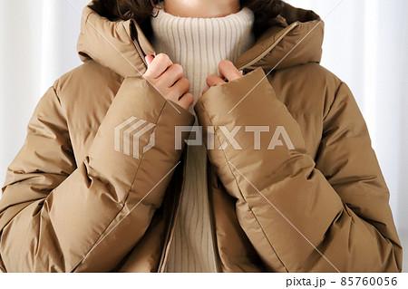 ダウンを着た女性 ダウンを着た女性 85760056