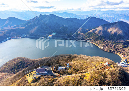 榛名山の山頂と榛名湖（群馬県高崎市） 85761306